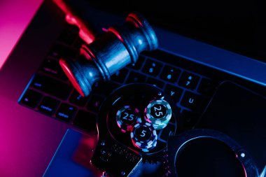 Kelepçe, tahta tokmak ve neon ışıkta zar. Üst Manzara. Online kumarhane, poker