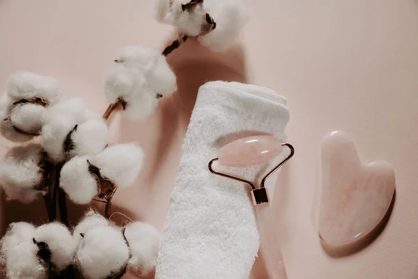 Rodillo facial de jade para terapia de masaje facial de belleza con toalla —  Fotos de Stock