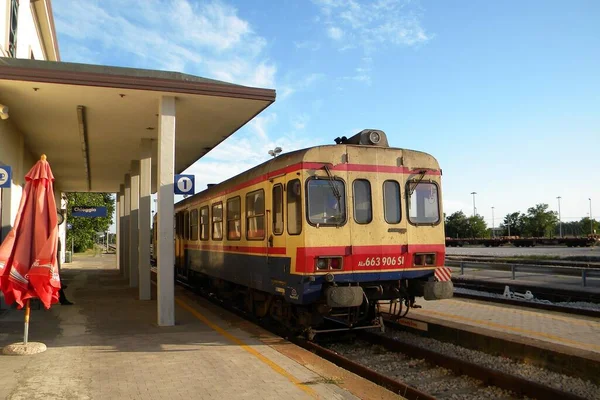 Chioggia Veneto Italy กรกฎาคม 2011 รถไฟด เซลไฮดรอล กของช Aln 663 — ภาพถ่ายสต็อก