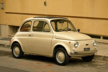 GALLIPOLI, APULIA REGION, ITALY - AĞUSTOS 2013: FIAT 500R (Rinnovata), 1971-1976 model, Avrupa A sınıfı alt kompakt otomobillerin kurucularından biridir..