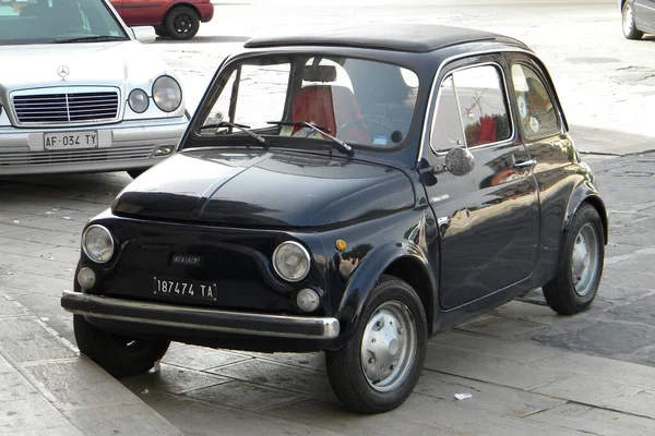 Taranto Apulia Region イタリア 2010年6月 Fiat500R Rnovata モデル1971976年年は ヨーロッパAクラスのサブコンパクトカーの創設者の一人です — ストック写真