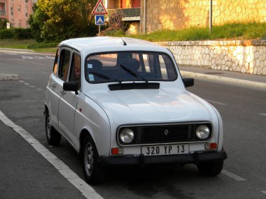 PORT-DE-BOUC, PROVENCE, FRANCE - HAZİRAN 2015: Renault R4 Clan, model 1986-1992, Fransız kütle altı otomobilinin en son ve en modernleştirilmiş versiyonu..