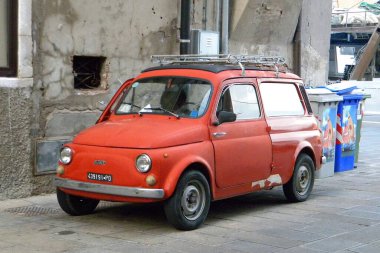CHIOGGIA, VENETO, ITALY - AUGust 2014: FIAT 500 Giardiniera, 19601968 yılında üretilen bir station wagon otomobildir ve 1970 'lerde arka menteşeli kapıları kullanmaya devam etmek için sadece bu model kullanılmıştır..