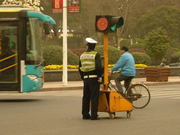 Jiangyin Jiangsu水门事件 2010年3月 中国交通督导员 交通督导员 利用可移动的交通灯维护城市交叉口的交通秩序 — 图库照片