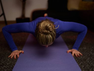 Young evde antrenman minderinde şınav çekiyor..