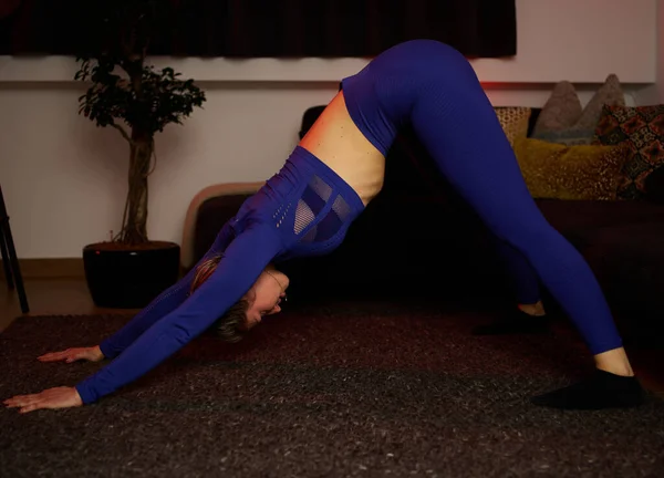 Donna Che Yoga Casa Soggiorno Giovane Donna Rilassante Stretching Posa — Foto Stock