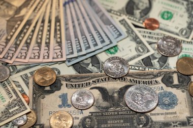 Antika, tarihi Amerikan doları banknotları yeni dolarların yanında. Bozuk para ve yarım dolar.