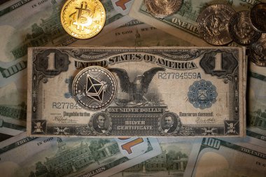 Parlak Altın Bitcoin ve Ethereum madeni parasının yanında 1899 Gümüş Sertifika Kara Kartal. Yaklaşan Kripto para ticareti.