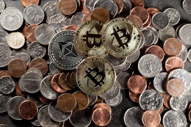 Bitcoin ve Ethereum bozukluklarının zirvesinde Amerikan dolarları birikmiş. Bozuk para ve Kripto 'nun arkaplan ve deseni