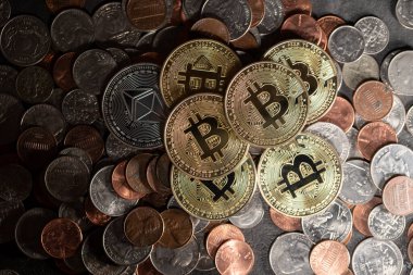 Birikmiş bozuk paralar, Amerikan Doları bozukluklar, Penny, Dime ve Quarter 'da altın Bitcoin paralar. Kripto ve Dolar arkaplanı