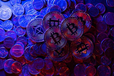 Bitcoin ve Ethereum paraları karanlıkta. USD ve Euro bozukluklarında şifreli paralar birikmiş. Pazar ve kripto para birimi değişkenliği