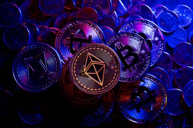 Bitcoin ve Euro paralarının üzerine odaklanmış Ethereum şifreleme madeni parası. Dijital kripto para ile ticaret. Engelleme teknolojisi kavramı