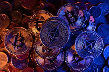 Ethereum Bitcoin 'in üstünde. Kripto para birimi ticareti ve değişim konsepti. Teknolojinin geleceği engelleme teknolojisi