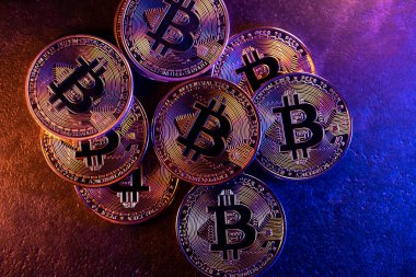 Bitcoin kripto para birimi kırmızı ve mavi ışıkla aydınlatılıyor. Bitcoin ve Ethereum gibi kripto para birimleri tarafından kullanılan engelleme zinciri teknolojisi kavramı