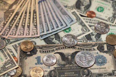 Antika, tarihi Amerikan doları banknotları yeni dolarların yanında. Bozuk para ve yarım dolar.