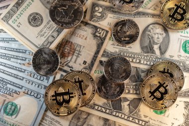Dijital para biriminin yanında tarihi antika Amerikan doları banknotları ve madeni paralar. Bitcoin kripto para birimi