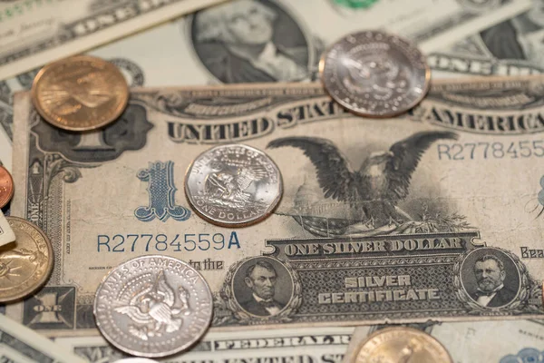 Güzel antika bir dolar banknot, yarım dolar bozuk para ve bir dolar. Farklı 1 ABD Doları banknotları ve paraları