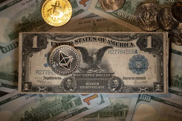 Parlak Altın Bitcoin ve Ethereum madeni parasının yanında 1899 Gümüş Sertifika Kara Kartal. Yaklaşan Kripto para ticareti.