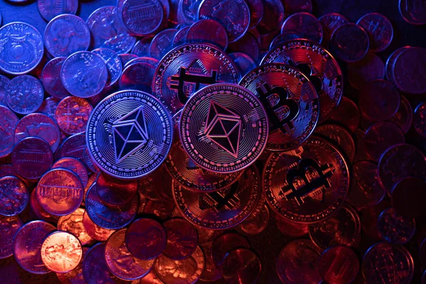 Nahromaděné Kryptoměna Bitcoin Mince Navršené Horní Části Amerických Dolarů Euromincí — Stock fotografie