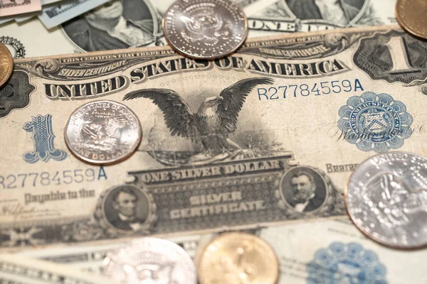 Kartal 1 dolar ve banknot, tarihi para. Amerika 'dan nakit ve para. Kara Kartal dolar üzerinde