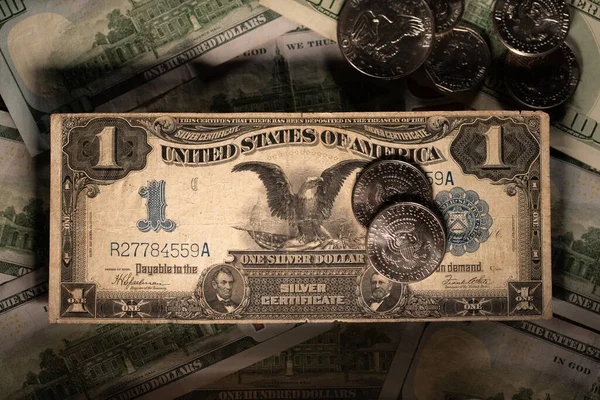 Kara Kartal Doları banknotu. Antika, tarihi dolar banknotu. Dolar banknotunda yarım dolar.
