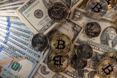Altın Bitcoin Kripto para birimi ABD Doları banknot ve sikkelerinin üstünde