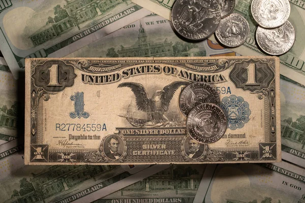 Moneta Półdolarowa Zabytkowym Banknotze Dolarowym — Zdjęcie stockowe