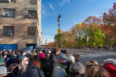 Manhattan, USA - 24. November 2021: People waiting for Macy's parade in Manhattan to begin. Crowded sidewalk. Famous Parade in NYC. Thanksgiving celebrations
