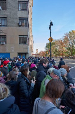 Manhattan, USA - 24. November 2021: Crowd waiting for Thanksgiving parade in Manhattan to begin. Streets lined with people