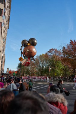 Manhattan, ABD - 24. Kasım 2021: Ada Twist Balonu New York 'taki Şükran Günü Geçidi' nde gösterildi. İnsanlar Macy 's Parade' de eğleniyor.