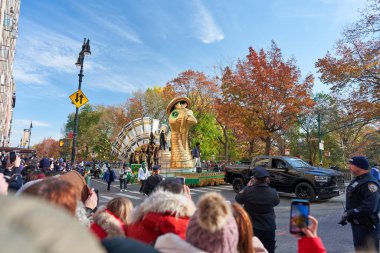 Manhattan, USA - 24. November 2021: Gold Turkey wagon at Thanksgiving Parade in Manhattan. Macys Parade in New York City