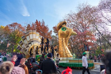 Manhattan, USA - 24. November 2021: Gold Turkey wagon at Thanksgiving Parade in Manhattan. Macys Parade in New York City