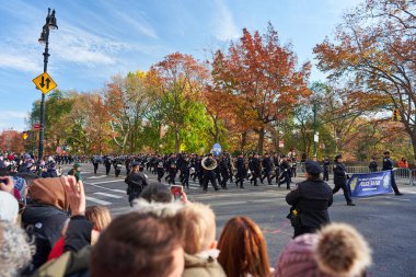 Manhattan, ABD - 24. Kasım 2021: NYPD polis bandosu New York 'taki Şükran Günü Geçidi sırasında yürüyüş ve müzik çalıyor. Macys Geçidi. NYPD ile Şükran Günü 'nü kutluyoruz.