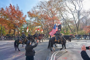 Manhattan, ABD - 24. Kasım 2021: NYPD polis memurları atlar üzerinde. Manhattan 'da Şükran Günü Geçidi. Macys Geçidi