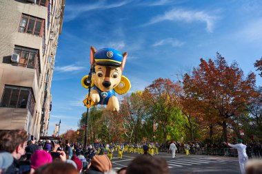 Manhattan, USA - 24. November 2021: Paw Patrol Balloon at Thanksgiving Parade in Manhattan. Chase Paw Patrol
