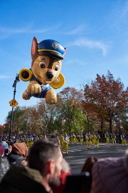 Manhattan, ABD - 24. Kasım 2021: Paw Patrol Balonu 'ndan Chase, NYC' deki Şükran Günü Geçidi 'nde sergilendi. Macys Geçidi