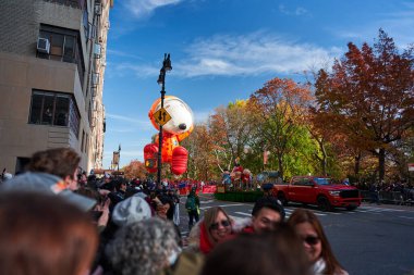 Manhattan, USA - 24. November 2021: Snoopy in NYC, Thanksgiving parade with Snoopy Balloon. Huge Balloons showing Cartoons. Snoopy the Astronaut