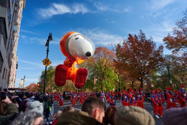 Manhattan, USA - 24. November 2021: Snoopy Balloon at Thanksgiving Parade in NYC. Macy's Parade in Manhattan with beautiful and fun Balloons