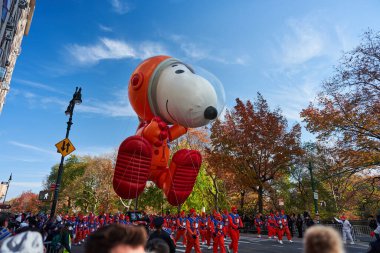 Manhattan, USA - 24. November 2021: Snoopy in Astronaut outfit. Thanksgiving Parade with Snoopy Balloon. Macys Parade celebrating Thanksgiving