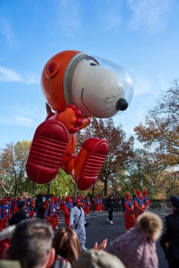 Manhattan, ABD - 24. Kasım 2021: NYC 'deki Şükran Günü Geçidi' nde Snoopy Balon. Manhattan 'da Macy' s Parade Güzel ve eğlenceli Balonlarla