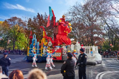 Manhattan, USA - 24. November 2021: Lego Parade Float in NYC during Thanksgiving Parade and Macys Parade