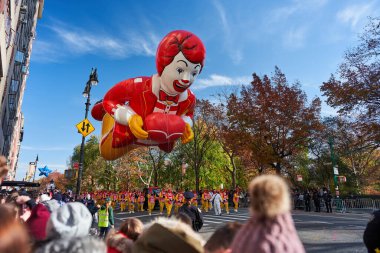Manhattan, USA - 24. November 2021: Ronald McDonald Balloon over Streets of New York during Thanksgiving Parade in Manhattan. People enjoying Parade