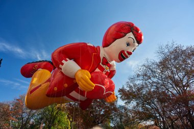 Manhattan, ABD - 24. Kasım 2021: Ronald McDonald Balon Manhattan 'daki Şükran Günü Geçidi sırasında New York Sokakları üzerinde