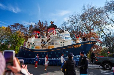 Manhattan, USA - 24. November 2021: Disney Wish cruise ship in NYC at the Thanksgiving Parade. Happy Thanksgiving. Macy's Parade in NYC