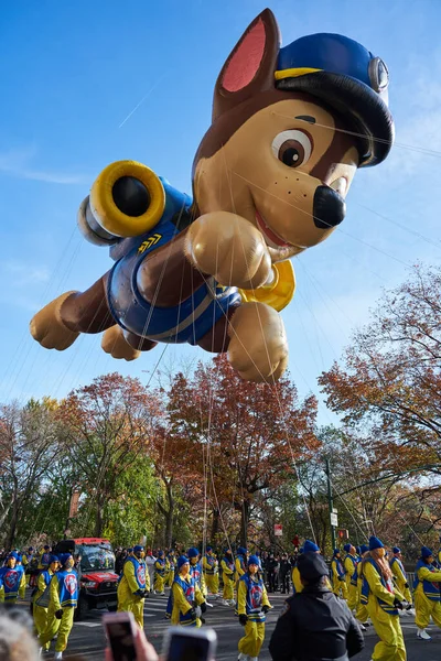 Manhattan, ABD - 24. Kasım 2021: Manhattan 'daki Şükran Günü Geçidi' nde Pati Devriyesi Balonu. Takip Pati Devriyesi