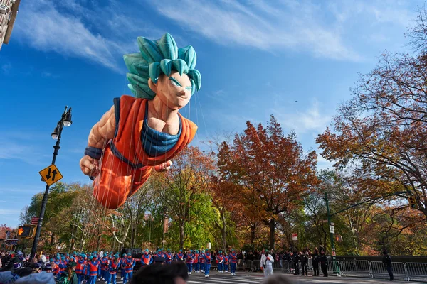 Manhattan, ABD - 24. Kasım 2021: Goku Dragon Ball Z Balonu NYC 'deki Şükran Günü Geçidi' nde gösterildi. Macy 's Parade Balonları. NYC 'de Sonbahar, Manhattan' da Hindistan Yazı Central Park