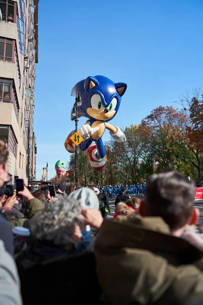 Manhattan, ABD - 24. Kasım 2021: Popüler Film karakteri Sonic the Hedgehog Balonu New York sokaklarında Şükran Günü Geçidi sırasında
