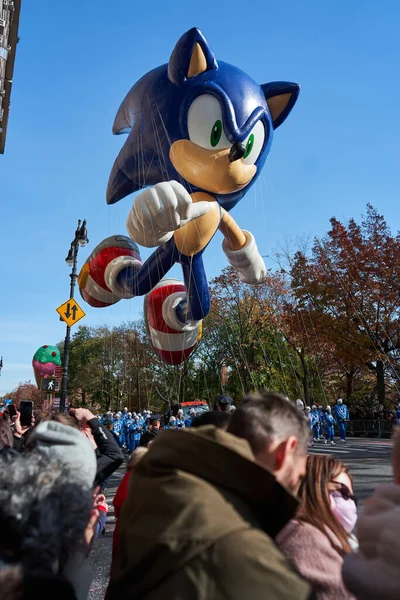 Manhattan, ABD - 24. Kasım 2021: NYC 'deki Şükran Günü Geçidi sırasında New York sokaklarının üzerinde Kirpi Balonu Sonic