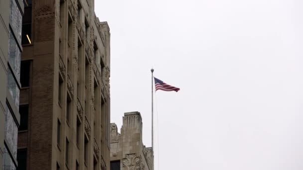 美利坚合众国国旗飘扬在摩天大楼屋顶的柱子上 美国的自由 希望和爱国主义 — 图库视频影像