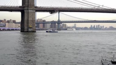 Brooklyn Köprüsü 'nün altında polis botu, New York' ta East River 'da NYPD teknesi